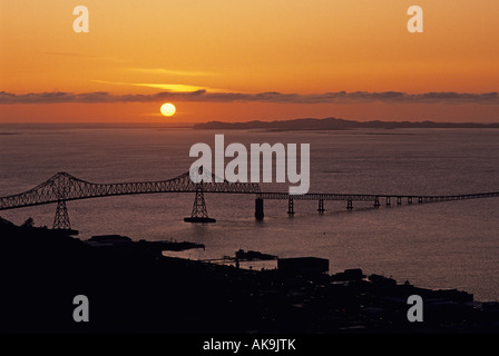 Tramonto foce del fiume Columbia Astoria Megler bridge profilarsi di collegamento dello Stato di Washington con Oregon State Astoria USA Foto Stock