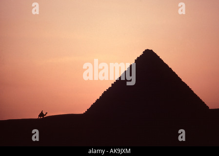 L'Egitto. Le Piramidi di Giza al tramonto. Silhouette a Menkaure. Foto Stock