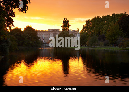 Vista di Buckingham Palace al tramonto da St James Park, Londra Foto Stock