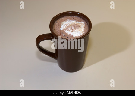La tazza di cioccolata calda con panna montata Foto Stock