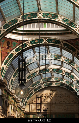 Dettaglio del tetto a cupola in vetro a County Arcade in Leeds West Yorkshire Inghilterra Foto Stock