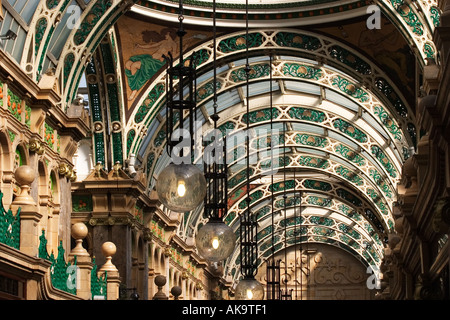 Tetto in vetro e lampade presso la contea di Arcade nel Victoria Quarter Leeds West Yorkshire Inghilterra Foto Stock