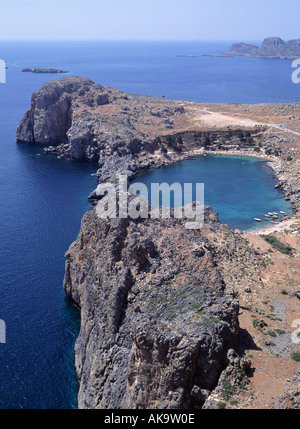 Guardando verso il basso sul piccolo porto dell Apostolo Paolo da Lindos Acropoli sull'isola greca di Rodi Foto Stock