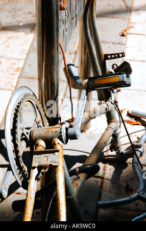 Un vecchio e arrugginito bicicletta rotto Foto Stock