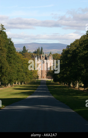 Glamis Castle dal passo carraio Scozia Scotland Foto Stock