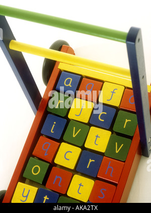 Close-up di bambino mattoni alfabeto in giocattolo carrello Foto Stock