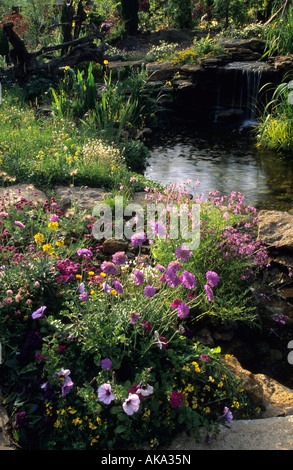 Butterfly Garden design Marnie Hall fiorito di mead accanto a stream Foto Stock