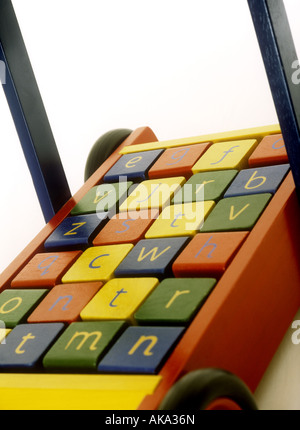 Close-up di bambino mattoni alfabeto in giocattolo carrello Foto Stock