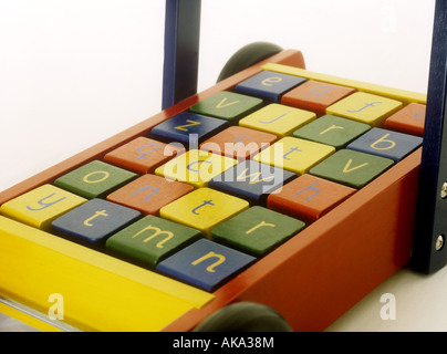 Close-up di bambino mattoni alfabeto in giocattolo carrello Foto Stock