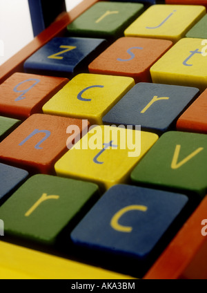 Close-up di bambino mattoni alfabeto in giocattolo carrello Foto Stock