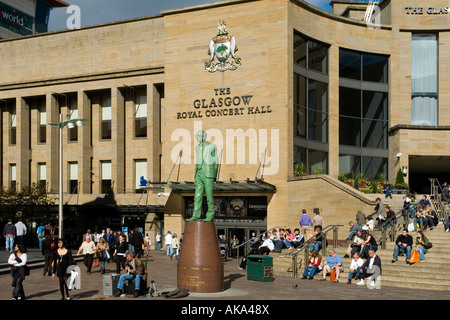 Statua di Donald Dewar fuori dalla Royal Concert Hall Buchanan Street, Glasgow Scozia Europa Foto Stock