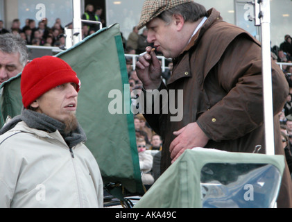 Due bookmakers e i loro stand a Sandown Park Foto Stock