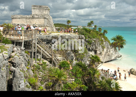 Le rovine di Tulum sulla scogliera e persone passaggi di arrampicata fino alla spiaggia di sabbia bianca e il Mare dei Caraibi Tulum Quintana Roo MEXICO Foto Stock