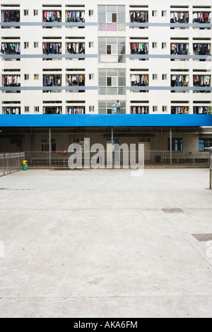 Appartamento facciata di edificio, donna il lavaggio di windows Foto Stock