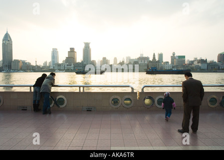 La Cina, nella provincia di Guangdong, Guangzhou, persone in piedi sul molo, guardando a vista Foto Stock