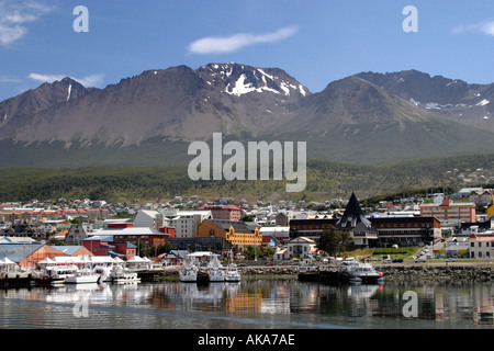 Vista della città Usuhaia dal mare con le montagne delle Ande in background. Foto Stock