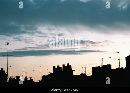 Roofline stagliano contro il cielo al crepuscolo Foto Stock