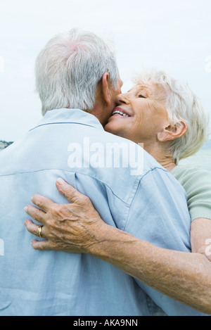 Coppia senior abbracciando, close-up Foto Stock