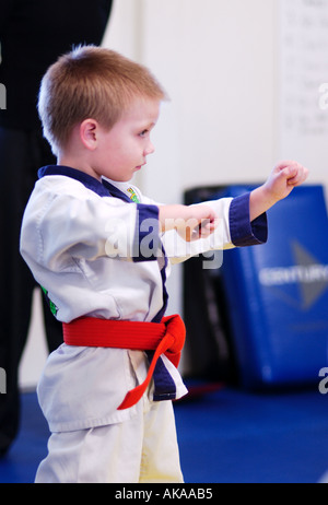 Giovani 5 anno vecchio ragazzo nel karate class Foto Stock