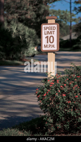 A dieci miglia per ora segnale di limite di velocità in una piccola comunità in Florida. Foto Stock