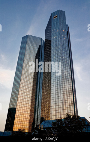 Deutsche Bank Hochhaus in Frankfurt am Main im Morgenlicht | finanza grattacielo di Dt Bank a Francoforte sul Meno Foto Stock