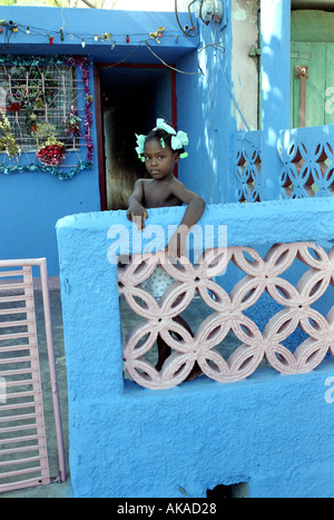 Bambino sulla veranda Haiti Foto Stock