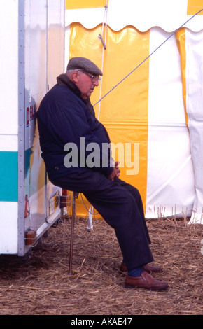 Vecchio uomo seduto sulla levetta di scatto Foto Stock