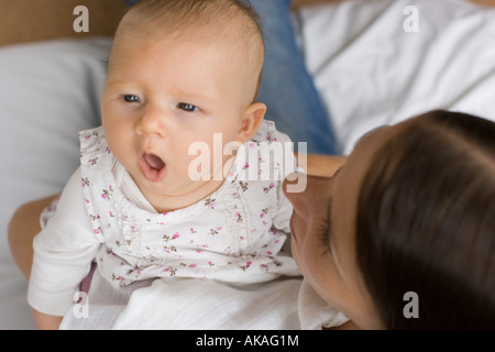 Madre con bambino che sbadiglia Foto Stock