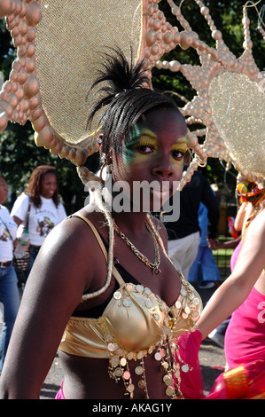 Interpreti donne dancing in parata annuale al carnevale di Notting Hill a Londra. Foto Stock