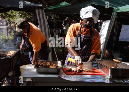 La cottura di pollo jerk Foto Stock