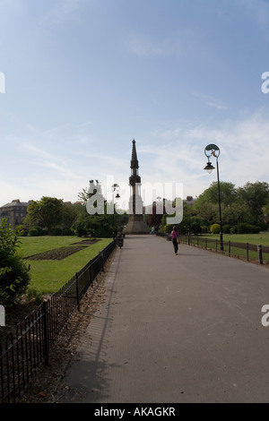 La regina Victoria un monumento nel centro della piazza Hamilton Birkenhead, Inghilterra Foto Stock