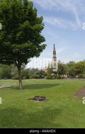 La regina Victoria un monumento nel centro della piazza Hamilton Birkenhead, Inghilterra Foto Stock