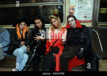 I viaggiatori in metropolitana per il Greenwich Village Halloween Parade Foto Stock