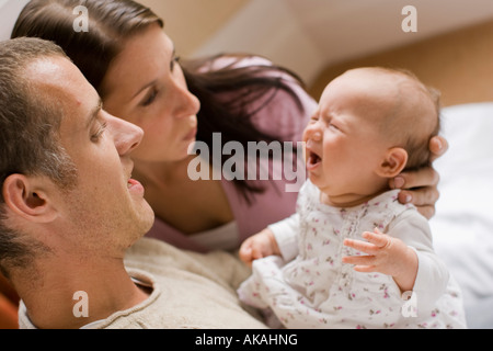 Coppia con Gridando bambino Foto Stock