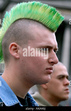 Giovane uomo con green mohicano capelli stile Foto Stock