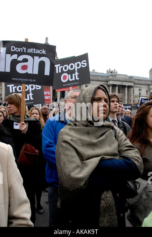 Fermare la guerra di dimostrazione 8 Ott 2007 che inizialmente è stato vietato ma terminava con 5000 in marcia verso la piazza del Parlamento Foto Stock