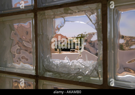 Rotture di mattoni in vetro in una casa Foto Stock
