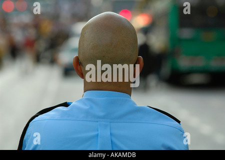 Vista posteriore di un poliziotto israeliano calvo Foto Stock
