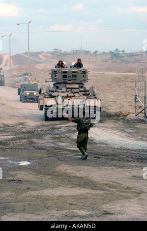 Ultimo truppe israeliane passano attraverso Kissufim crossing che ha portato a Gush Katif insediamenti ebraici nella striscia di Gaza portando ad una estremità 38 anni di occupazione Foto Stock