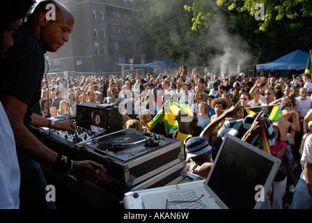 DJ di eseguire in strada a 'Notting Hill' Carnevale annuale di West London Foto Stock