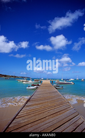 Idilliaco molo in legno con mare tropicale e spiaggia, Road Bay Anguilla Leeward Isole piccole Antille Caraibi Foto Stock