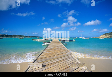 Mare spiaggia e pontile in legno a Road Bay Anguilla Caraibi Foto Stock