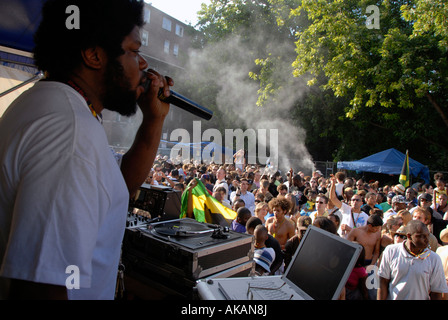 DJ di eseguire in strada a 'Notting Hill' Carnevale annuale di West London Foto Stock