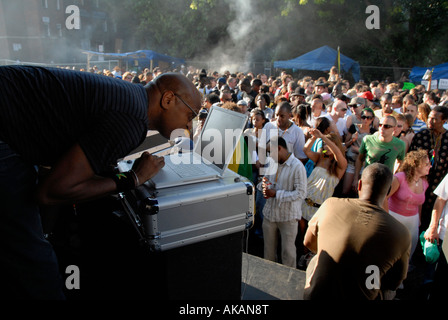 DJ di eseguire in strada a Notting Hill Carnevale annuale di West London Foto Stock