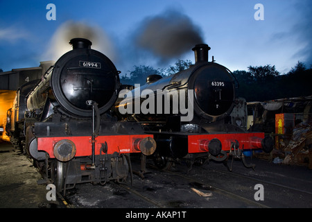 La preparazione di motori la mattina presto North York Moors storica ferrovia Grosmont North Yorkshire Foto Stock