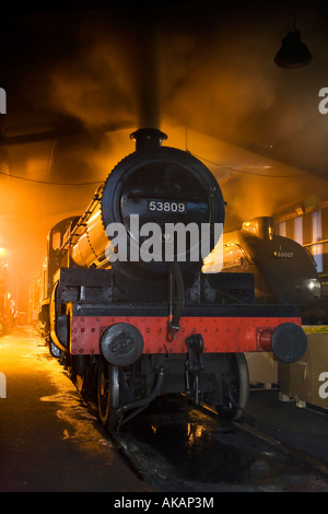 La preparazione di motori la mattina presto North York Moors storica ferrovia Grosmont North Yorkshire Foto Stock