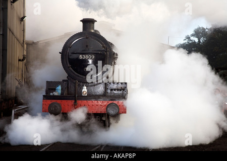 La preparazione di motori la mattina presto North York Moors storica ferrovia Grosmon Foto Stock