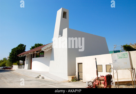 Chiesa moderna in Ayia Napa sull'isola Mediterranea di Cipro UE Foto Stock