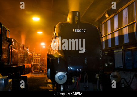 La preparazione di motori la mattina presto North York Moors storica ferrovia Grosmont Foto Stock