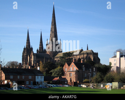 Lichfield Cathedral visto da sud-ovest attraverso i campi di Stowe Lichfield Staffordshire Inghilterra Foto Stock